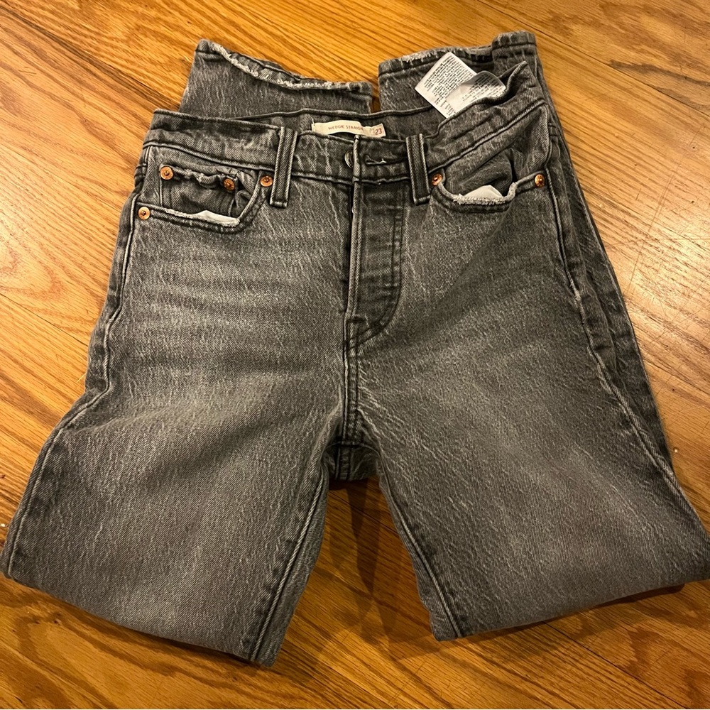 Levi’s grey wedgie straight jeans size 23!